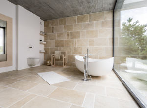 Salle de bain avec grands carrelages clairs pour donner une illusion de grandeur de pièce